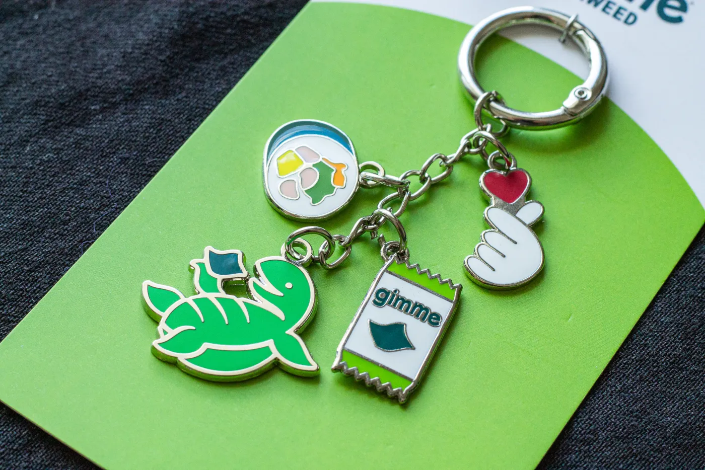 Schlüsselanhänger aus Metall mit Logo — Pins Republic