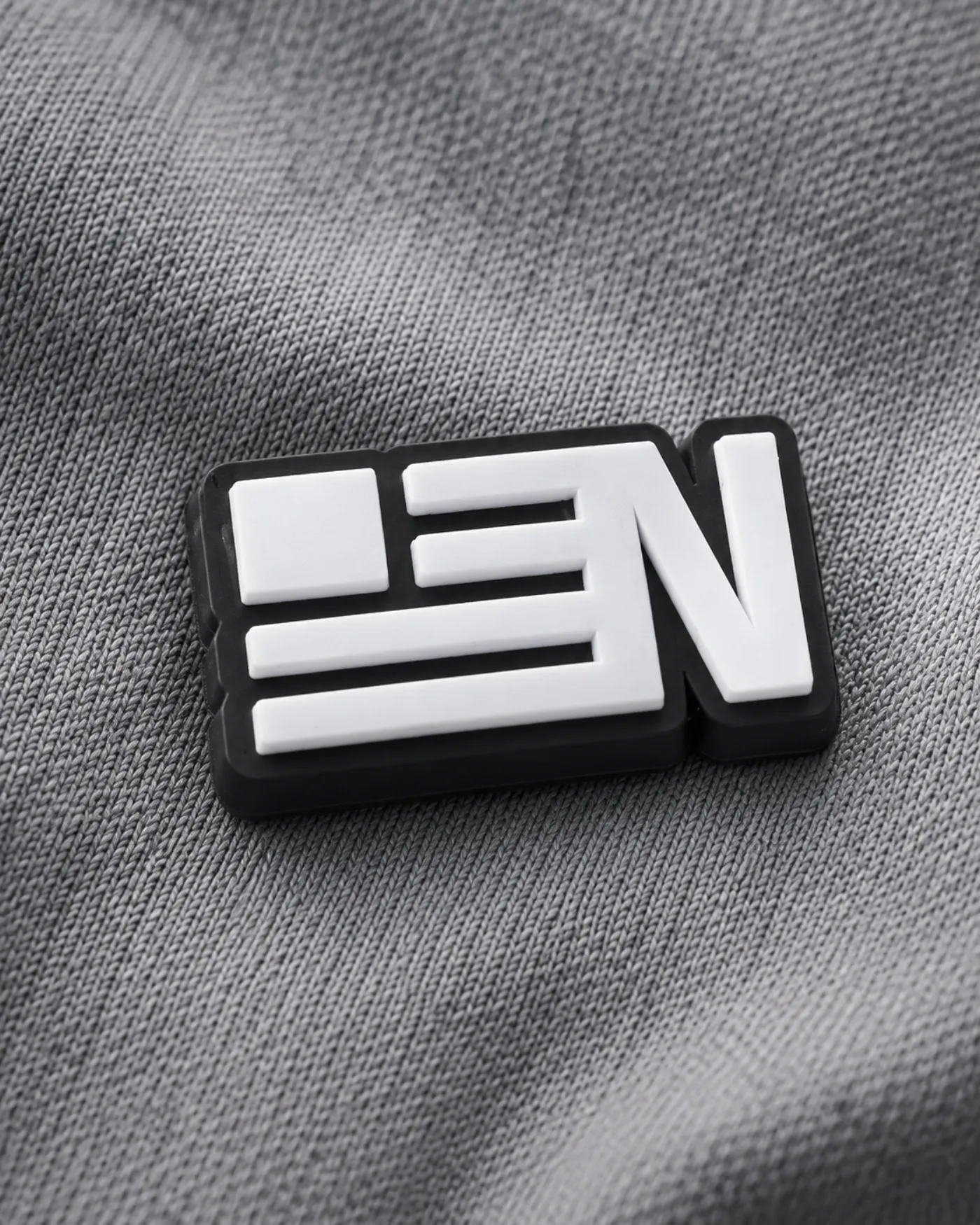 Charm mit Logo „EN” — Nahaufnahme
