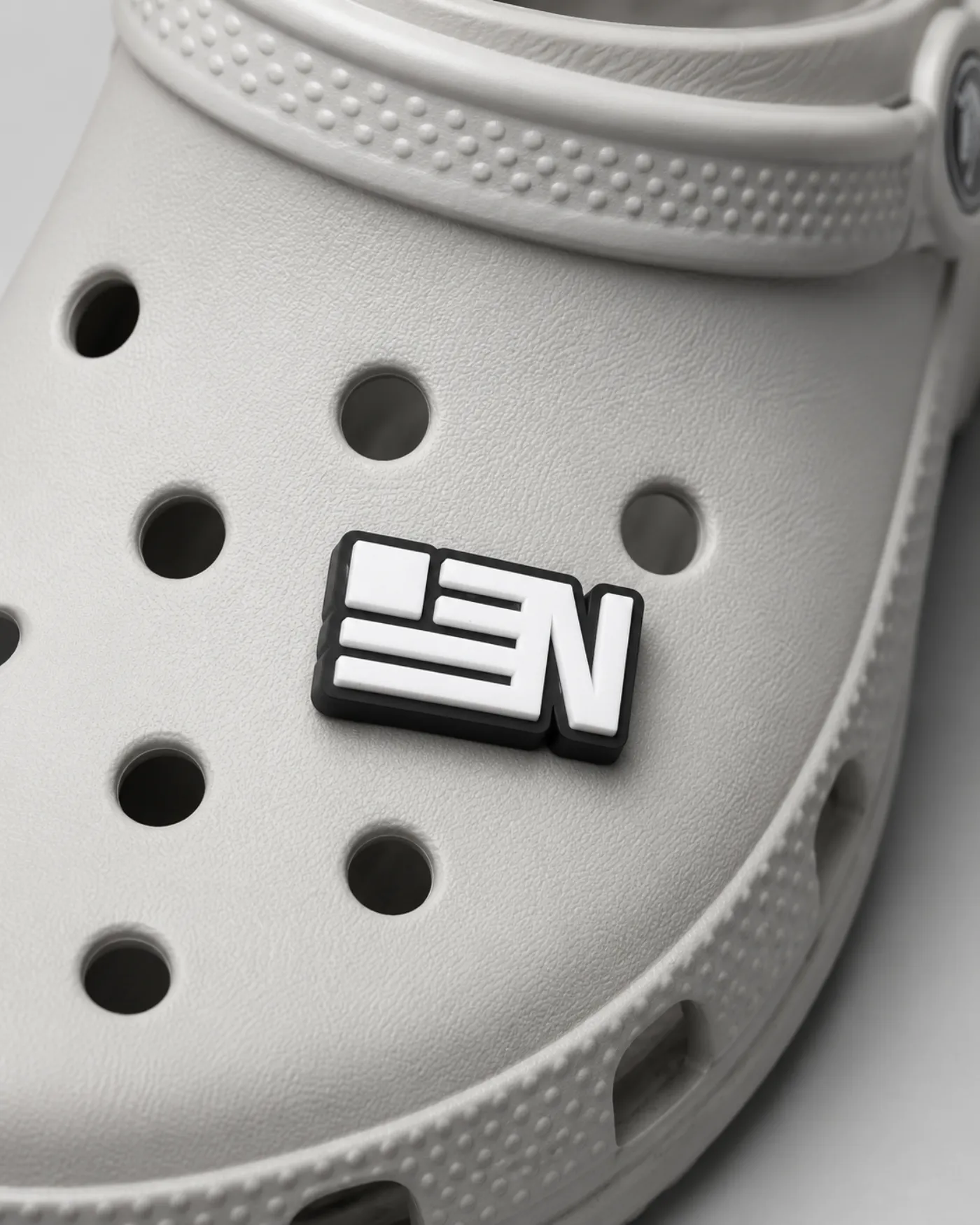 Charm „EN” im Crocs-Schuh