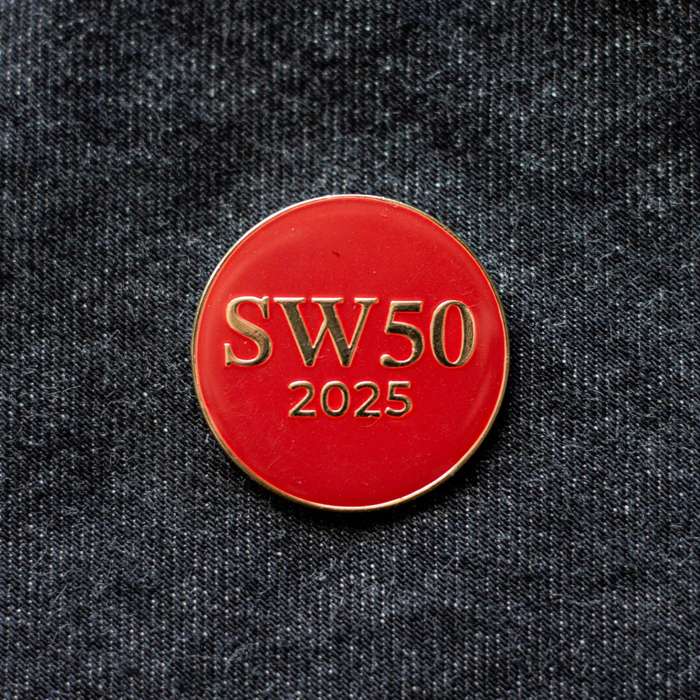 Roter runder Pin „SW50 2025”