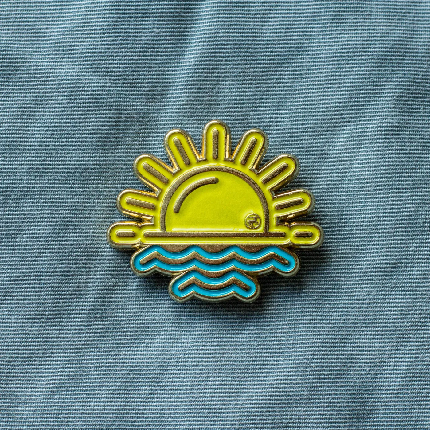 Przypinka z miękkiej emalii — Pins Republic
