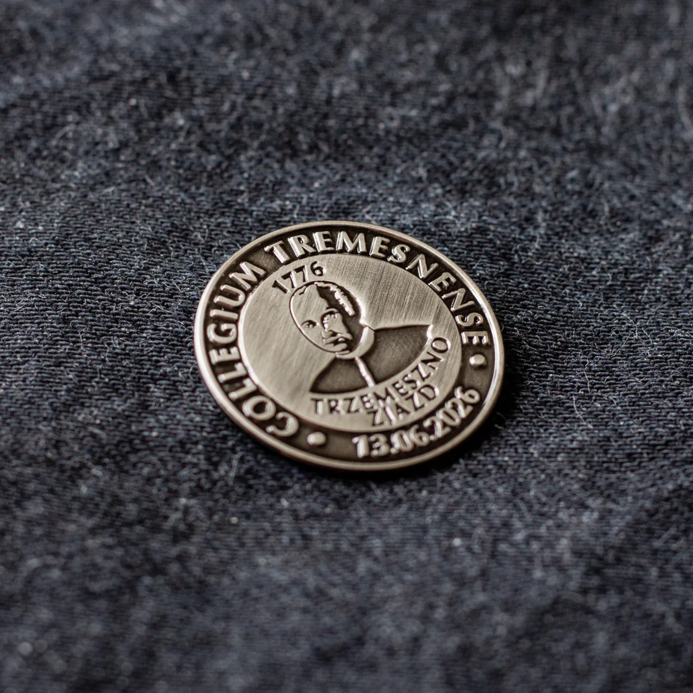 Przypinka vintage — rzeźbiony metal, Pins Republic