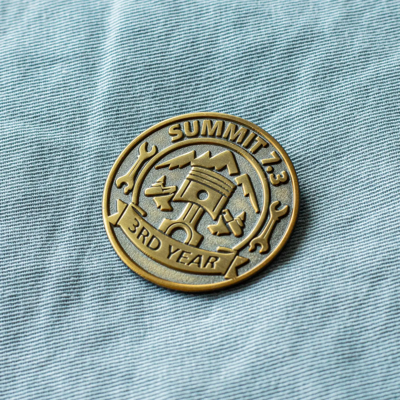Przypinka vintage — rzeźbiony metal, Pins Republic