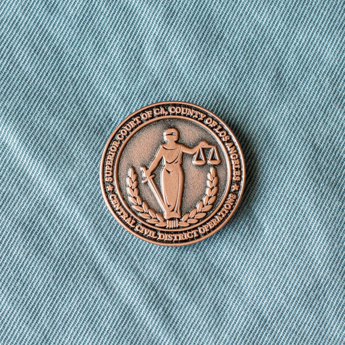 Przypinka vintage — rzeźbiony metal, Pins Republic