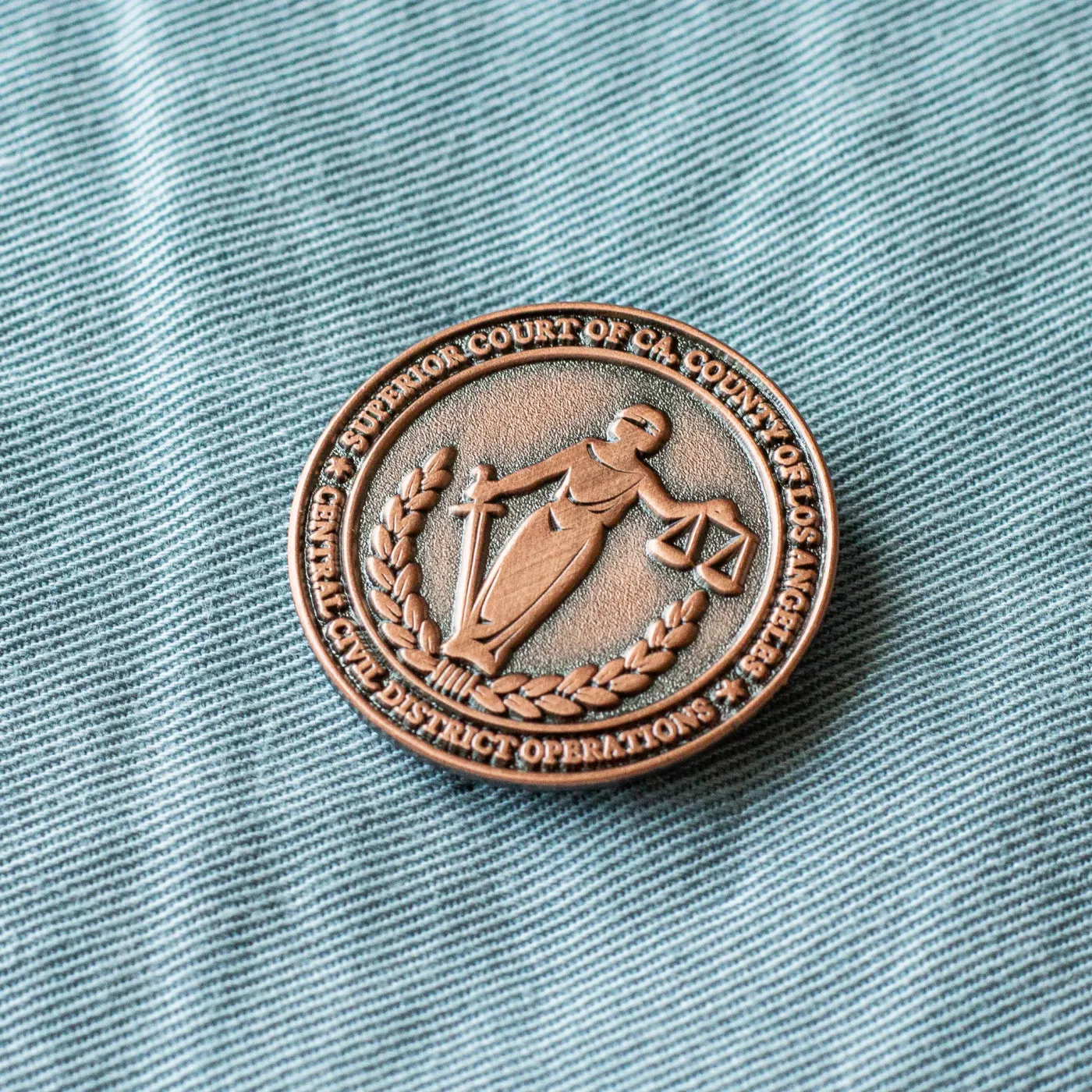Przypinka vintage — rzeźbiony metal, Pins Republic