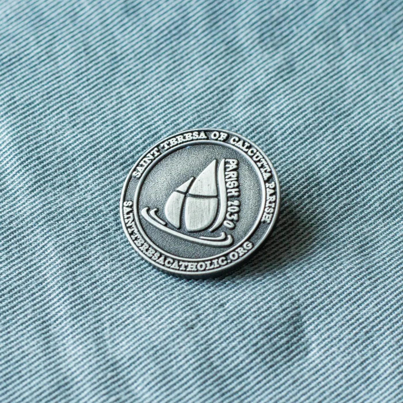 Przypinka vintage — rzeźbiony metal, Pins Republic
